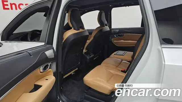 Volvo XC90 2022 — ფოტო 28/35