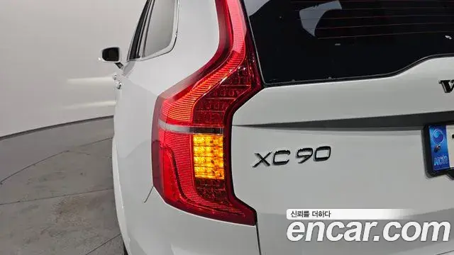 Volvo XC90 2022 — ფოტო 16/35
