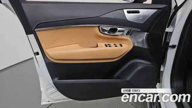 Volvo XC90 2022 — ფოტო 4/35