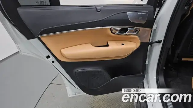 Volvo XC90 2022 — ფოტო 31/35