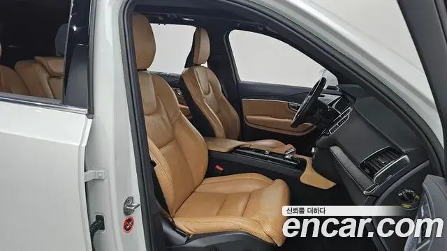 Volvo XC90 2022 — ფოტო 22/35