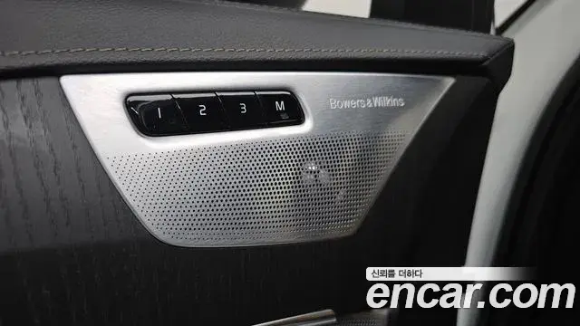 Volvo XC90 2022 — ფოტო 30/35