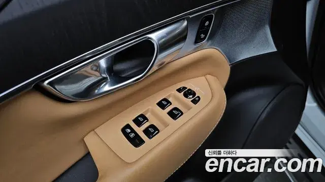 Volvo XC90 2022 — ფოტო 18/35