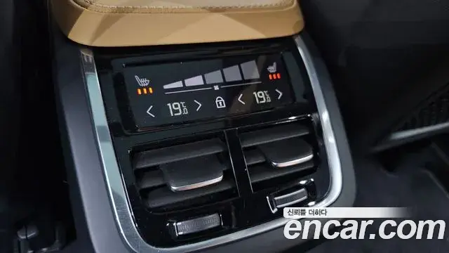 Volvo XC90 2022 — ფოტო 24/35