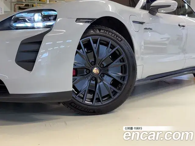 Porsche Taycan 2022 — ფოტო 17/20