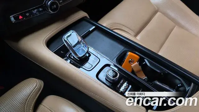 Volvo XC90 2021 — ფოტო 2/25