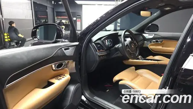 Volvo XC90 2021 — ფოტო 18/25