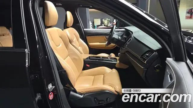 Volvo XC90 2021 — ფოტო 21/25