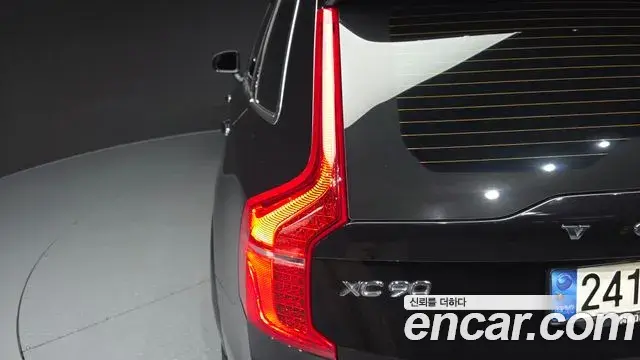 Volvo XC90 2021 — ფოტო 19/25