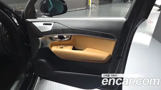 Volvo XC90 2021 — ფოტო 22/25