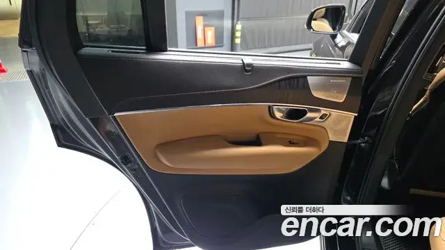 Volvo XC90 2021 — ფოტო 4/25