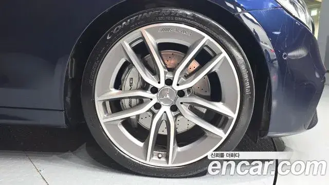 Mercedes-Benz E-Class 2019 — Photo 5/20