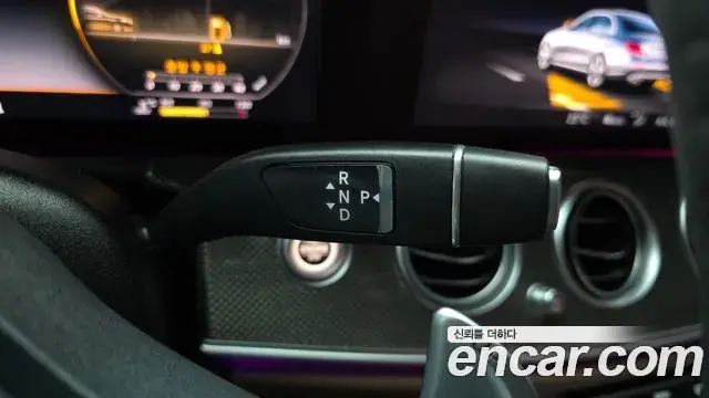Mercedes-Benz E-Class 2019 — Photo 9/20