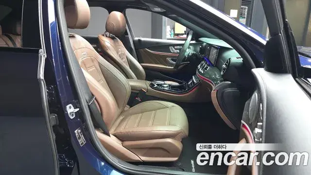 Mercedes-Benz E-Class 2019 — Photo 11/20