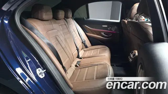 Mercedes-Benz E-Class 2019 — Photo 12/20