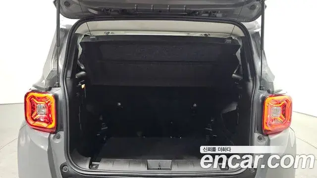 Jeep Renegade 2021 — Фото 19/20