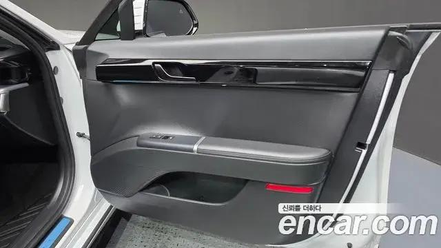 Hyundai Grandeur Hybrid 2023 — Photo 12/32