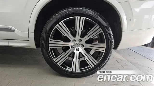 Volvo XC90 2023 — ფოტო 32/35