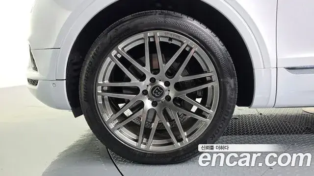 Bentley Bentayga 2018 — Şəkil 7/20