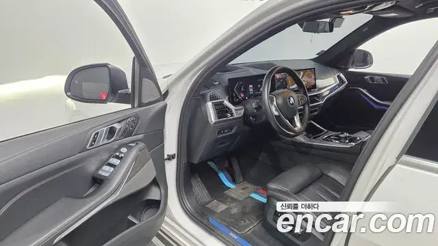 BMW X7 2023 — ფოტო 21/42