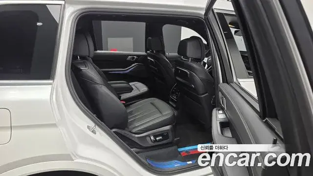 BMW X7 2023 — ფოტო 33/42