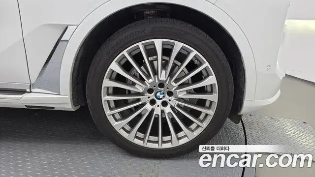 BMW X7 2023 — ფოტო 16/42