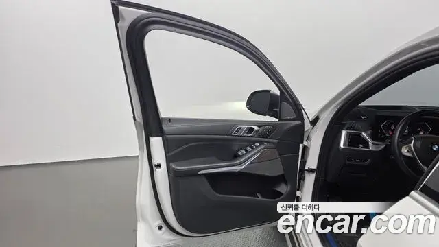 BMW X7 2023 — ფოტო 28/42
