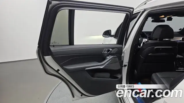 BMW X7 2023 — ფოტო 8/42