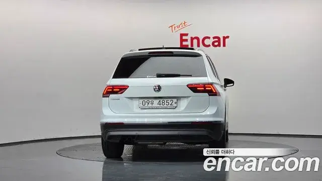 Volkswagen Tiguan 2018 — Şəkil 15/35