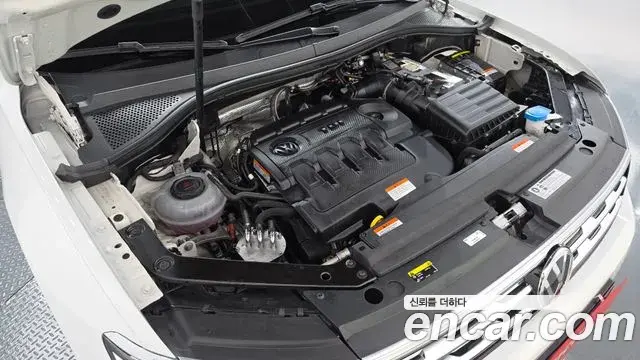 Volkswagen Tiguan 2018 — Şəkil 29/35
