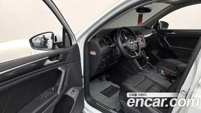 Volkswagen Tiguan 2018 — Şəkil 26/35