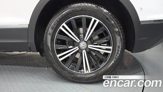 Volkswagen Tiguan 2018 — Şəkil 35/35