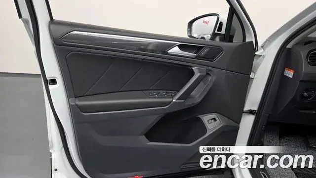 Volkswagen Tiguan 2018 — Şəkil 25/35