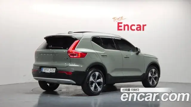 Volvo XC40 2023 — Şəkil 1/32