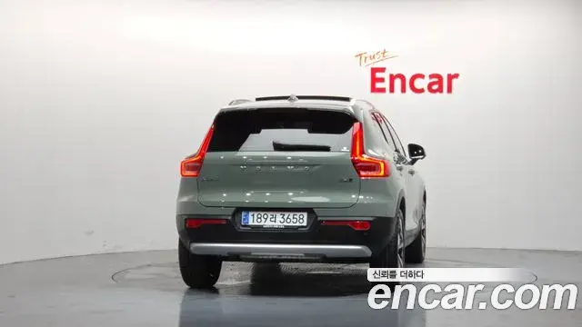 Volvo XC40 2023 — Şəkil 23/32