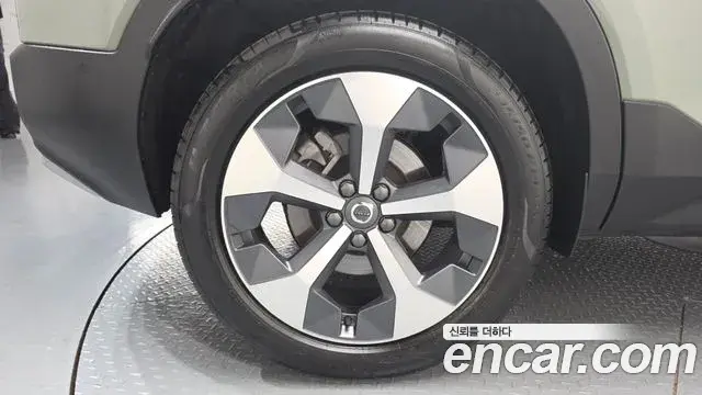 Volvo XC40 2023 — Şəkil 8/32