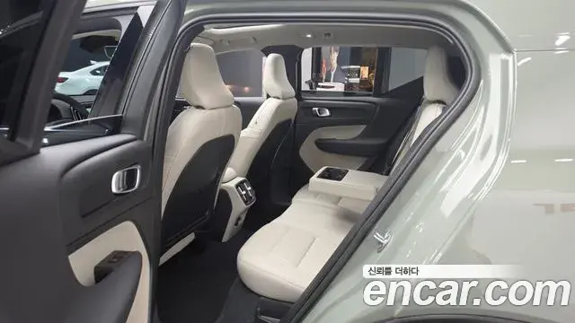 Volvo XC40 2023 — Şəkil 10/32