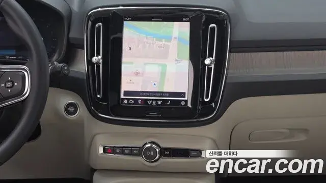 Volvo XC40 2023 — Şəkil 27/32