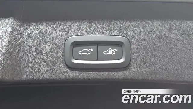 Volvo XC40 2023 — Şəkil 28/32
