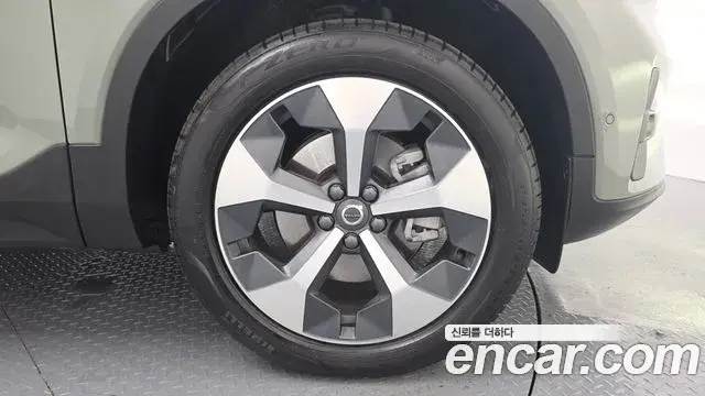 Volvo XC40 2023 — Şəkil 16/32