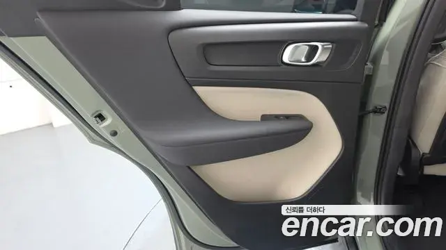 Volvo XC40 2023 — Şəkil 29/32