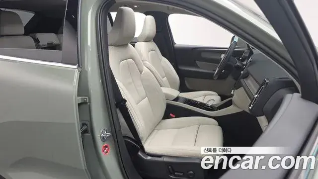 Volvo XC40 2023 — Şəkil 24/32