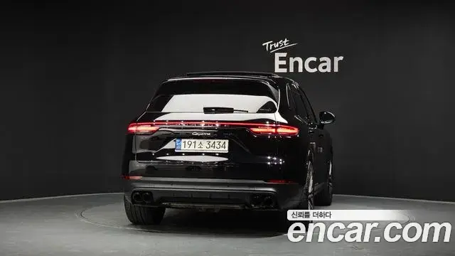 Porsche Cayenne 2022 — ფოტო 36/38