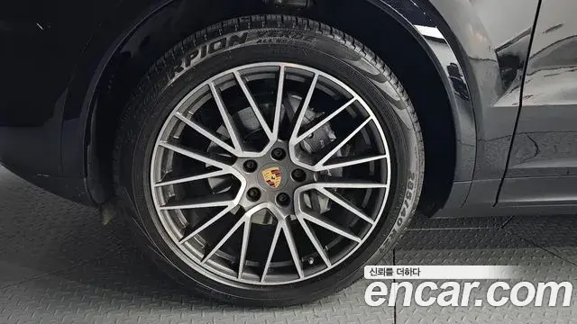 Porsche Cayenne 2022 — ფოტო 17/38