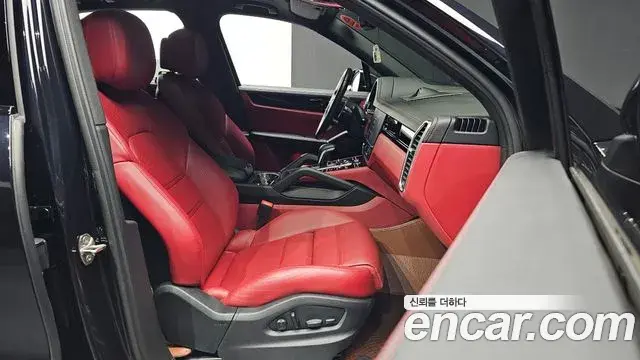 Porsche Cayenne 2022 — ფოტო 5/38