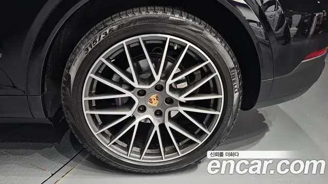 Porsche Cayenne 2022 — ფოტო 11/38