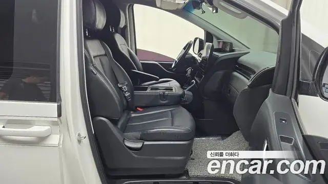Hyundai Staria 2023 — Photo 16/20