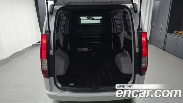 Hyundai Staria 2023 — Photo 17/20