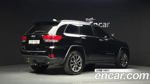 Jeep Grand Cherokee 2018 — ფოტო 13/36