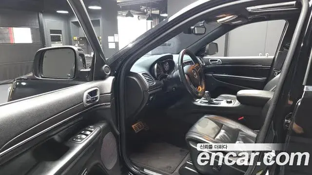 Jeep Grand Cherokee 2018 — ფოტო 34/36